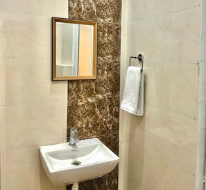 Dusche, Regendusche, kostenlose Toilettenartikel, Haartrockner