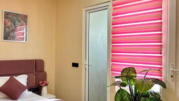 Trang bị nội thất với thiết kế riêng biệt, bàn