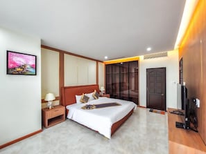 Luxury Studio Suite, River View | Egyptian cotton sheets, premium bedding, down comforters, pillowtop beds