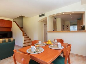 House, 4 Bedrooms, Terrace | Tempat makan