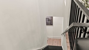 Eine Treppe mit einem Holzgeländer und einem Teppichabgang.