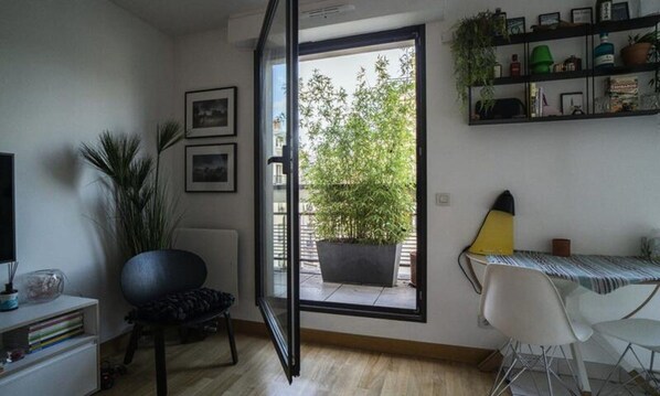 Interior - Bright Apt With Balcony (Paris)