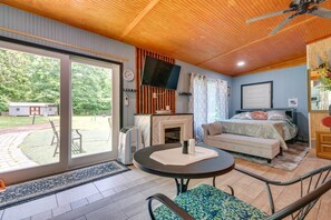 1 bedroom, iron/ironing board, free WiFi, bed sheets - Sweet Studio at a Summer Resort Like Home (College Park)