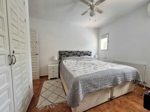 5 bedrooms, iron/ironing board, WiFi, bed sheets