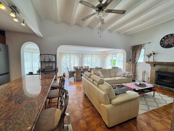 Télévision, cheminée