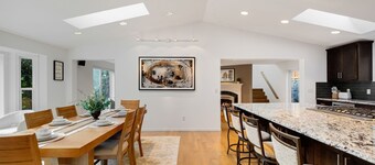 Ultimate Group Getaway: Near Ferry, Hot Tub and Games