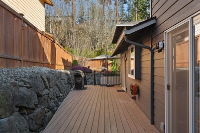 Ultimate Group Getaway: Near Ferry, Hot Tub and Games