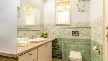 Deluxe Villa, 3 Bedrooms, Balcony, Garden View | Bathroom