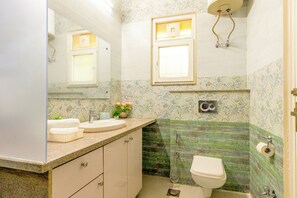 Villa – deluxe, 3 soverom, balkong, hageutsikt | Bad | Badekåper