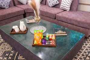 Villa – deluxe, 3 soverom, balkong, hageutsikt | Oppholdsrom | Flatskjerm-TV