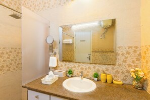 Deluxe-Villa, 3 Schlafzimmer, Balkon, Gartenblick | Badezimmer | Bademäntel