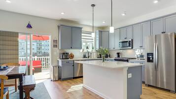 Coffee/tea maker, fridge, microwave, stovetop