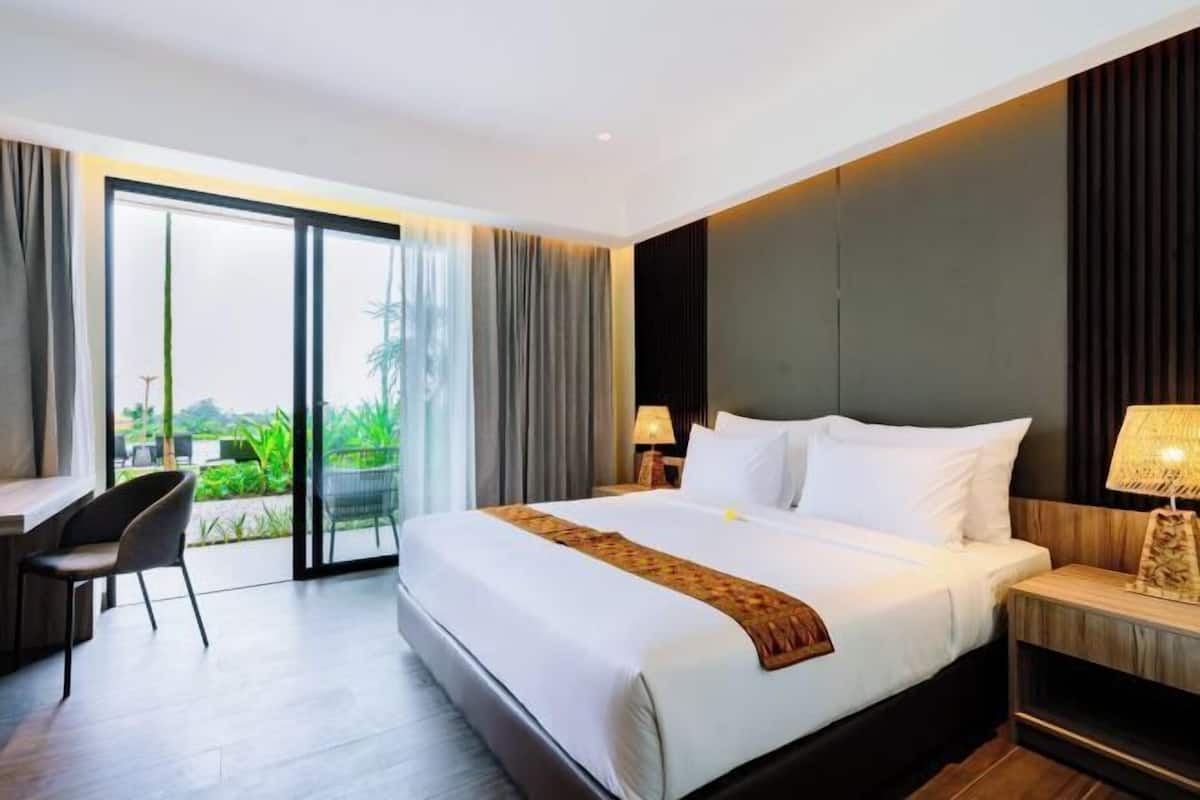 Premium bedding, minibar, in-room safe, desk