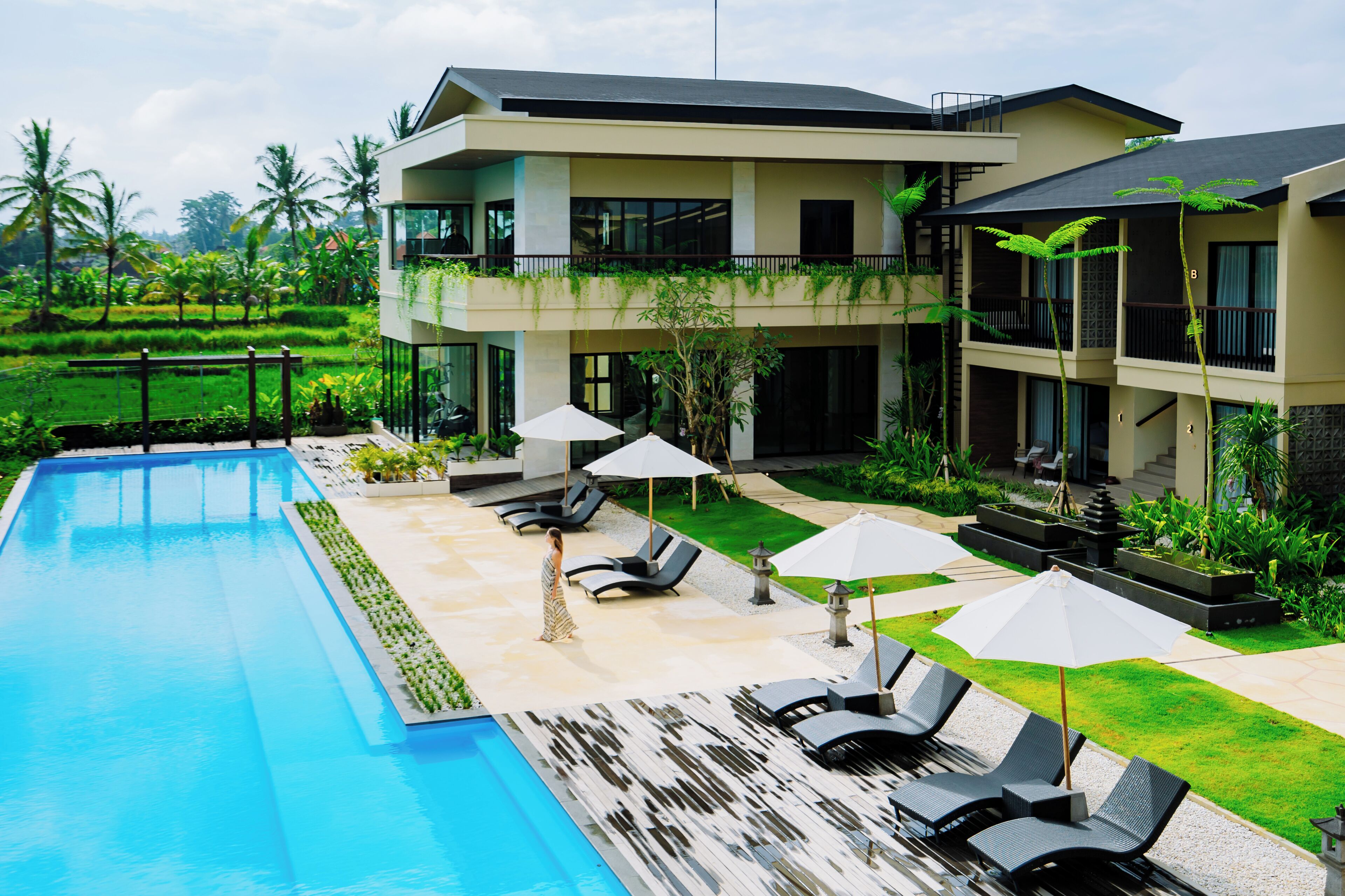 Una piscina al aire libre