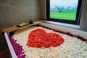 Suite | Bathroom | Free toiletries, hair dryer, slippers, towels - Big Dragon Villas Ubud (Ubud)