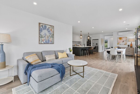 Téléviseur, bureau