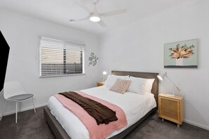 4 chambres, bureau, fer et planche à repasser, lit de bébé portatif