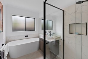 Shower, hair dryer, towels, shampoo - Adelphi Family Home Near Queenscliff Ferry 10 Min (Point Lonsdale)