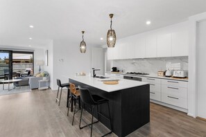 Réfrigérateur, four à micro-ondes, un four, surface de cuisson