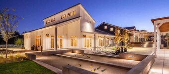 New Luxurious 1BR Apartment Heated Pool, Spa & Sauna