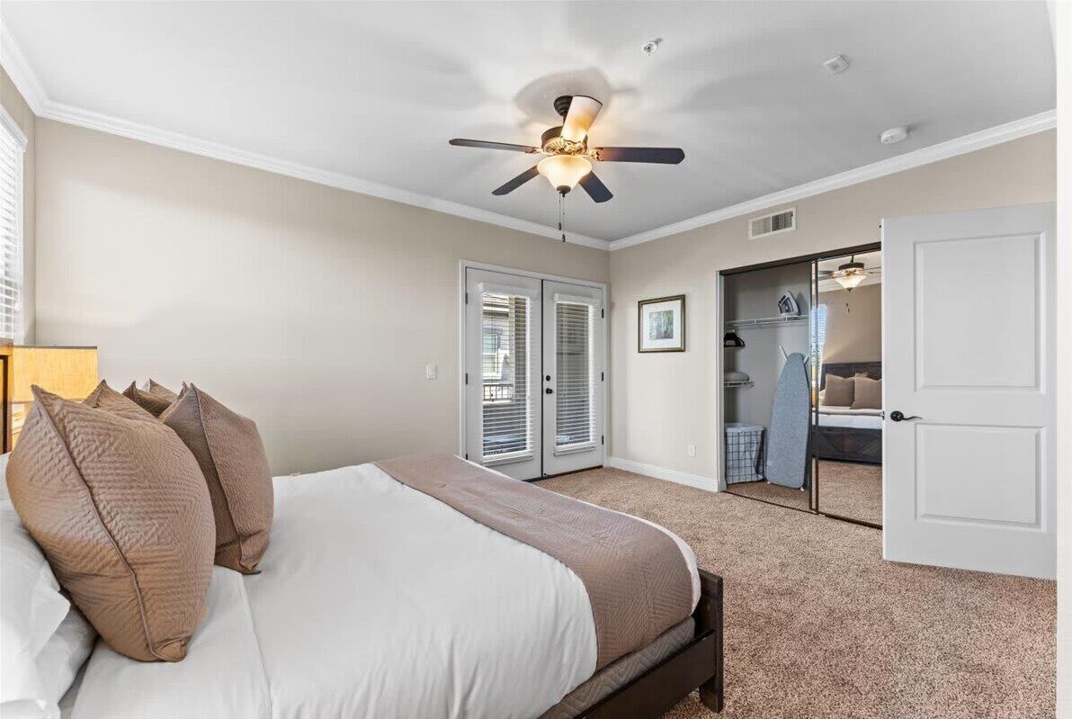 1 chambre, bureau, fer et planche à repasser, lit parapluie