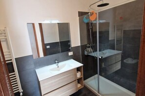Dusche, Haartrockner, Bidet, Handtücher
