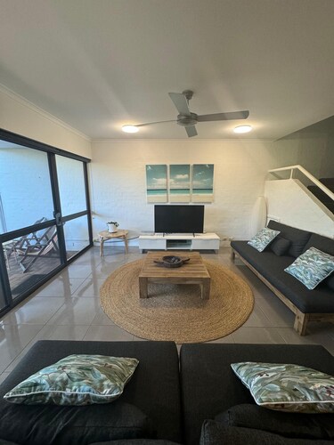 3 Bedroomed family friendly villa walking distance to Hastings Street and coast.