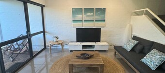 3 Bedroomed family friendly villa walking distance to Hastings Street and coast.