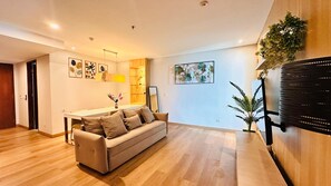 Apartamento júnior, 2 quartos, vista para a cidade | Área de estar
