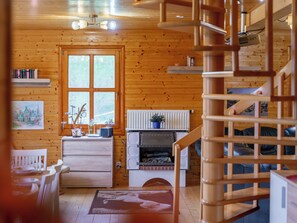 Tv, dvd-spelare, bordsfotboll och en stereo