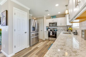 Fridge, microwave, oven, stovetop - 4 Mi to Arcosanti: Dark Sky Retreat in Mayer! (Mayer)