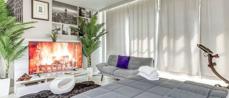 Tabla de planchar con plancha, internet y ropa de cama