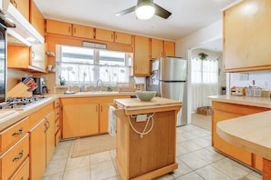 Fridge, microwave, stovetop, dishwasher - Surf City Coastal Escape w/ Fire Pit (Hampstead)