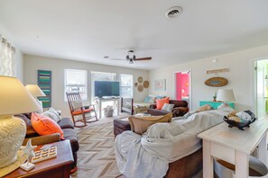 TV - Surf City Coastal Escape w/ Fire Pit (Hampstead)