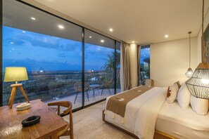 Vila Mewah, patio, pemandangan kolam renang | 3 kamar tidur, brankas, meja kerja, dan Wi-Fi gratis