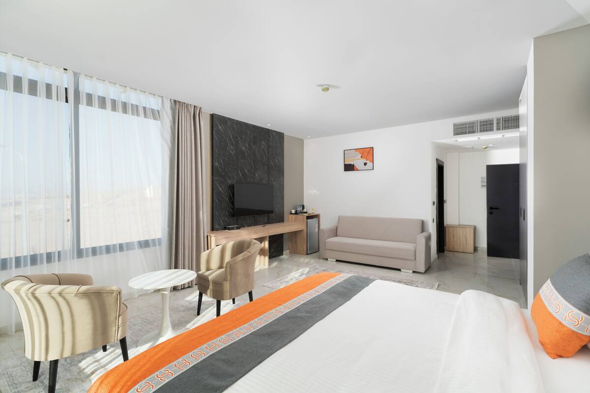 Egyptian cotton sheets, premium bedding, minibar, in-room safe