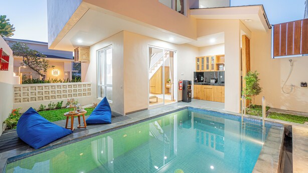 A modern house with a swimming pool, a kitchen, and a dining area. - Mandala Hill Private Pool Villa Estate Nusa Dua (Nusa Dua)