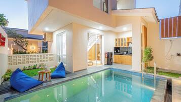 Lemari es dan peralatan masak/sendok-piring