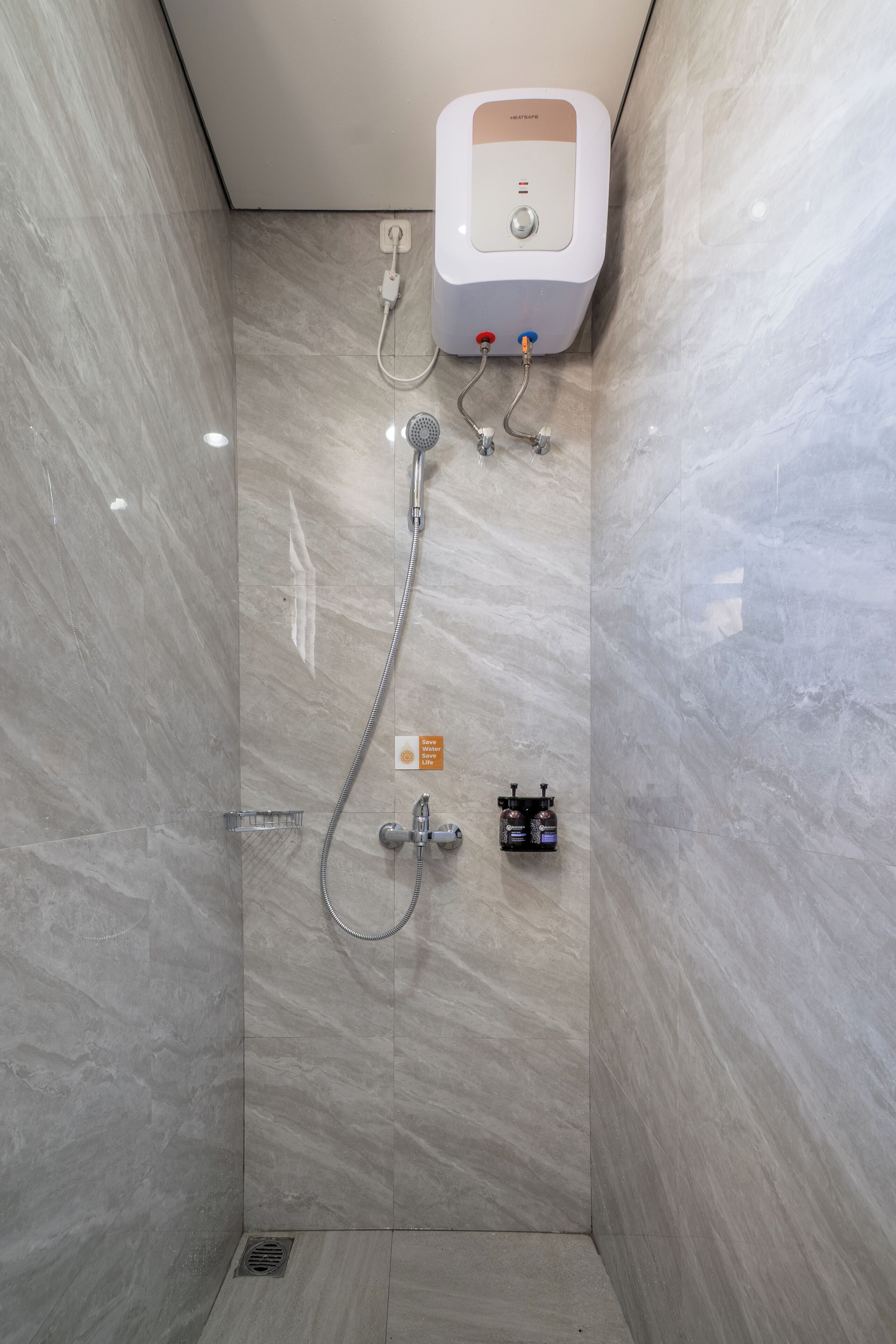 Ein modernes Badezimmer mit Duschkabine, Handbrause und Bedienfeld.