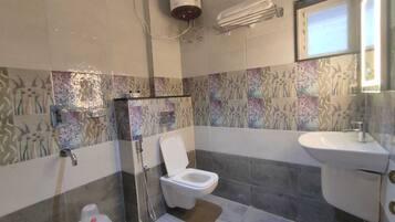 Habitación triple Deluxe | Baño | Regadera, toallas, jabón, shampoo