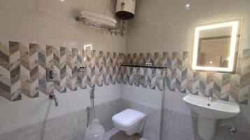 Luxury Triple Room, 1 King Bed, Non Smoking, Air conditioning | Bathroom