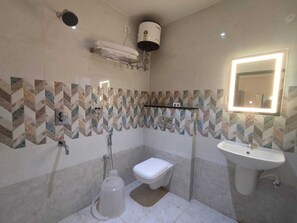 Luxe driepersoonskamer, 1 kingsize bed, niet-roken, airconditioning | Badkamer | Een douche, handdoeken, zeep, shampoo