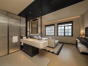 Artículos de tocador gratuitos, secador de pelo, batas, pantuflas