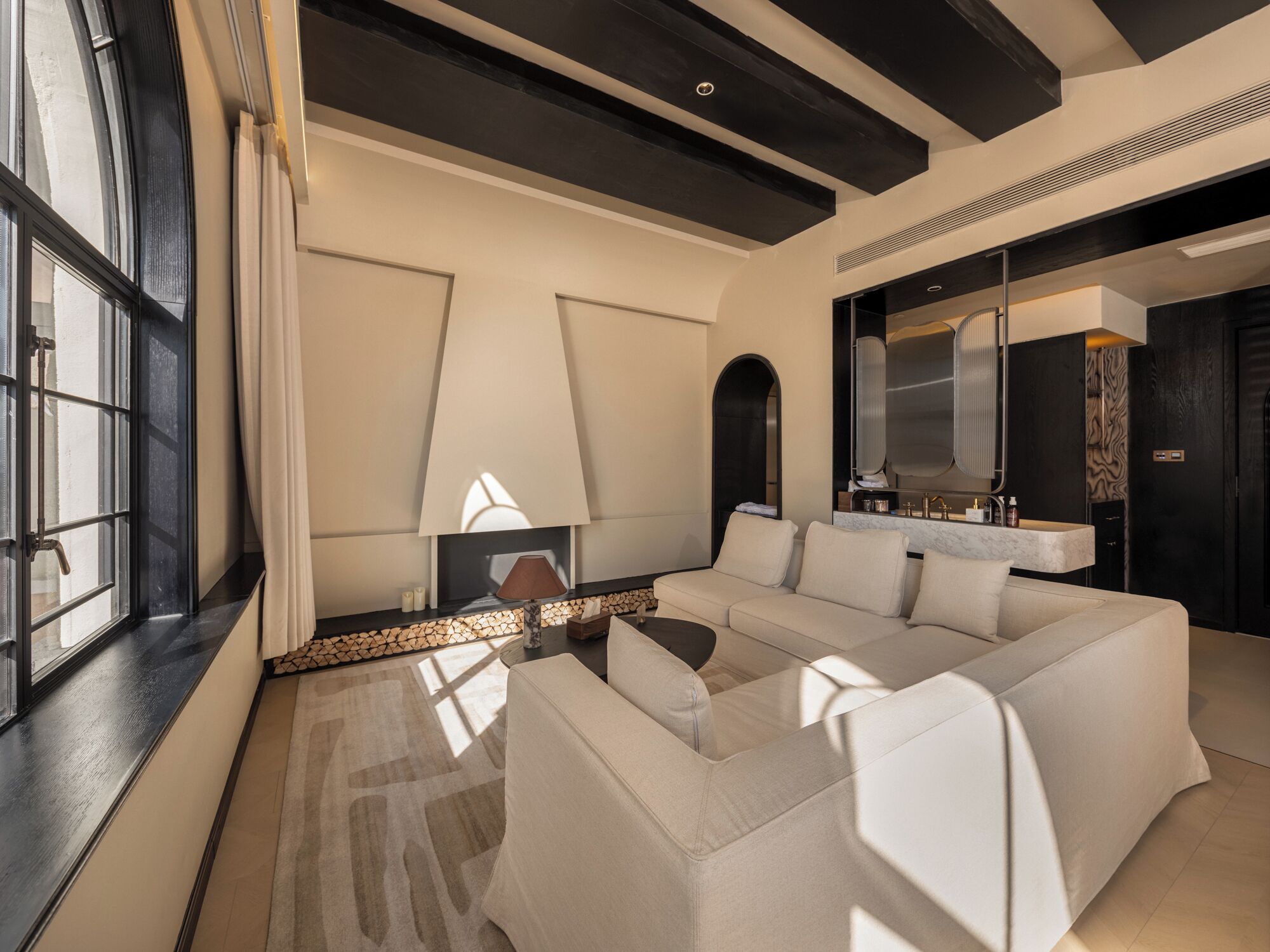 Romantic Suite | Premium bedding, minibar, individually decorated, individually furnished