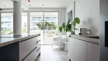 Réfrigérateur, four à micro-ondes, un four, surface de cuisson