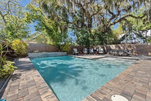 Unclassified image, 5 of 46, button