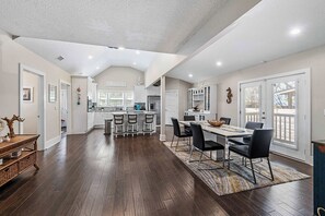 Dining - Sanford Splash l Pool l Dogs OK l Walk to DNTN (St. Augustine)