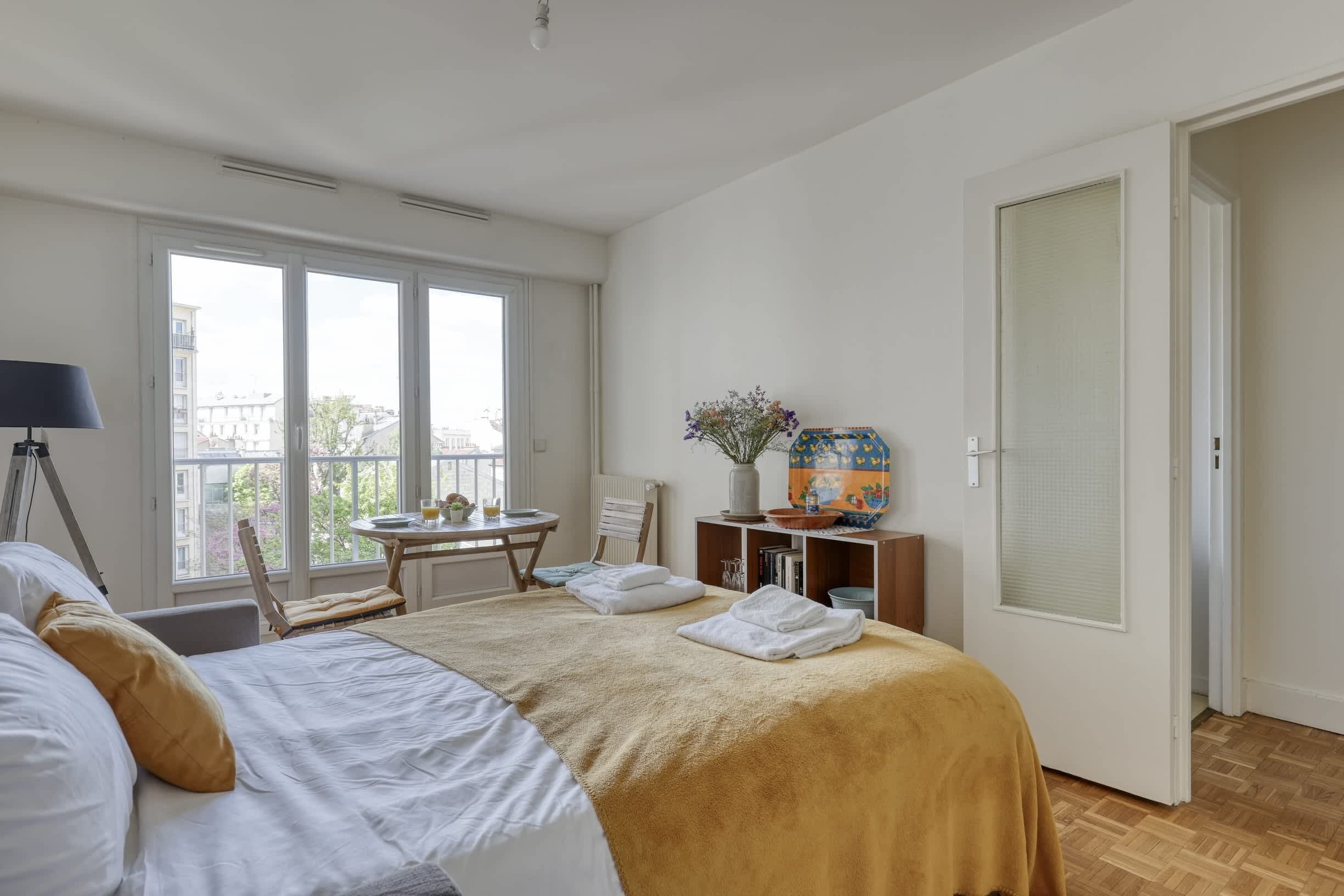 Tabla de planchar con plancha, cuna de viaje, wifi y ropa de cama