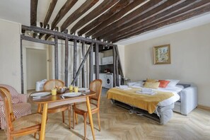 1 bedroom, iron/ironing board, travel cot, WiFi - Typical & Charming flat near St Germain - Mid-term (Paris)