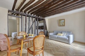 Living area - Typical & Charming flat near St Germain - Mid-term (Paris)